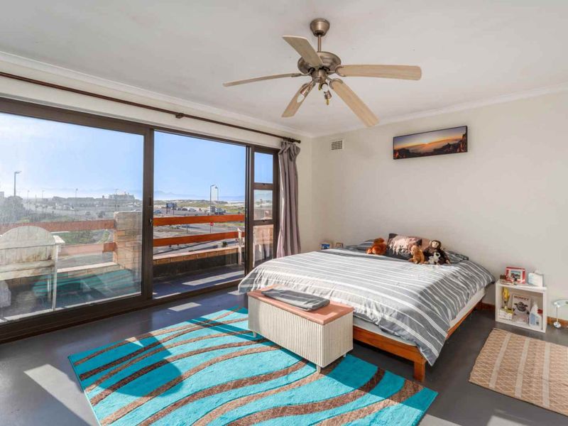 Three-Storey Three-Bed Sun-Kissed Views at Royal Mews - Photo 2