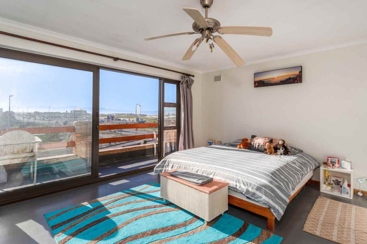 Three-Storey Three-Bed Sun-Kissed Views at Royal Mews - Photo 2