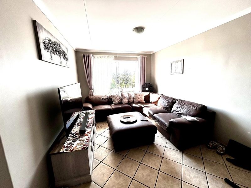 2 Bedroom Apartment For Sale in Pionierspark - Photo 5