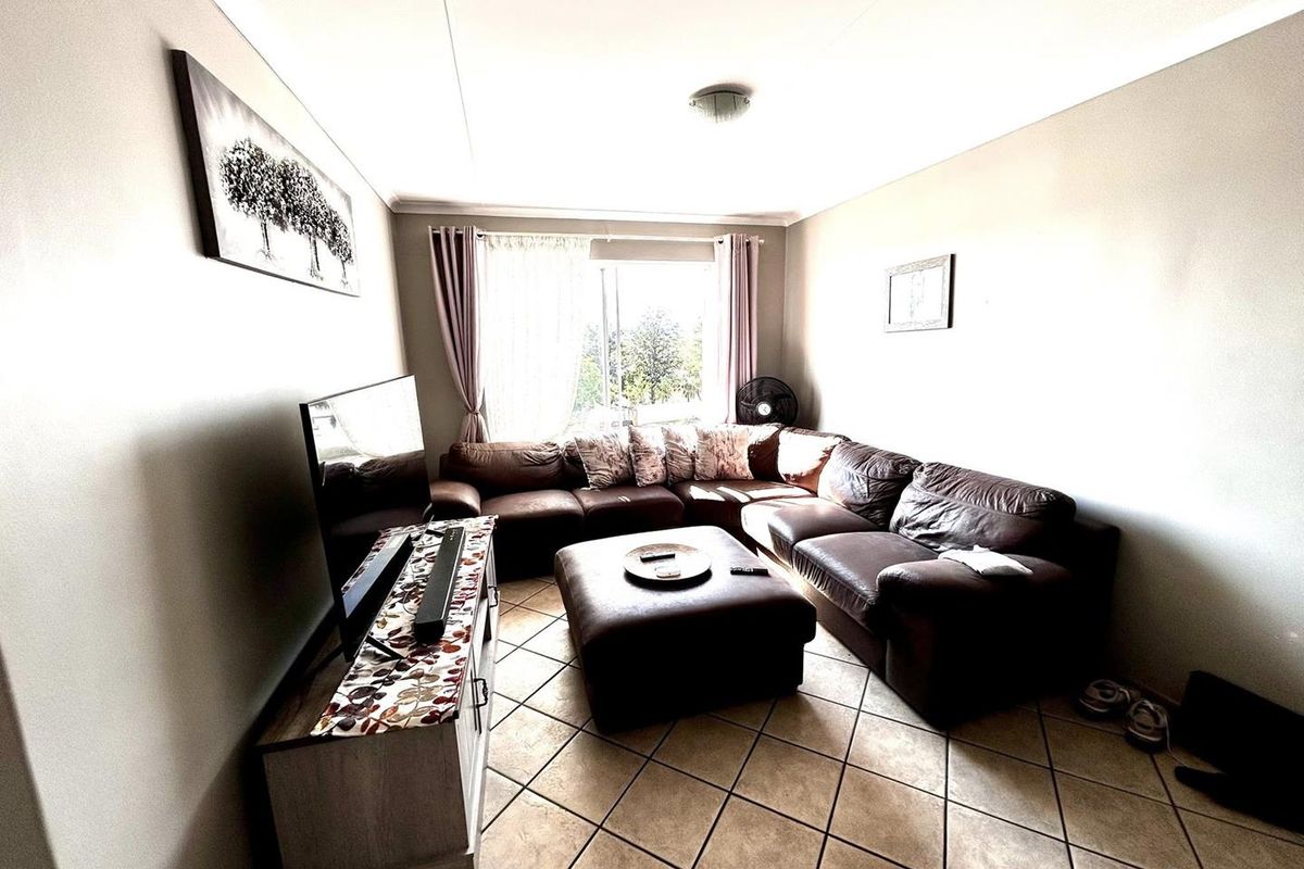 2 Bedroom Apartment For Sale in Pionierspark - Photo 5