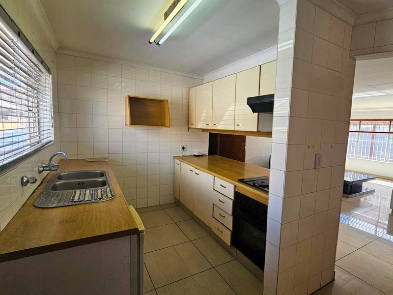 Spacious 2-Bedroom Simplex in a Secure, Small Complex - Photo 3
