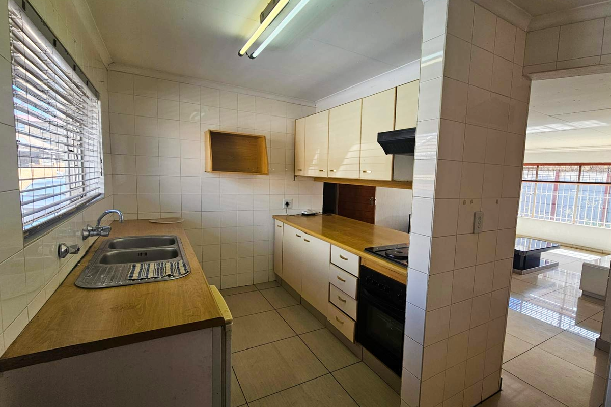 Spacious 2-Bedroom Simplex in a Secure, Small Complex - Photo 3