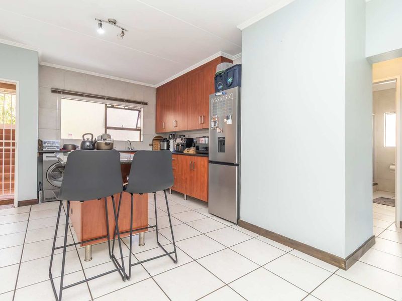 Renovated Gem: Stylish Living in the Heart of Sunninghill - Photo 7