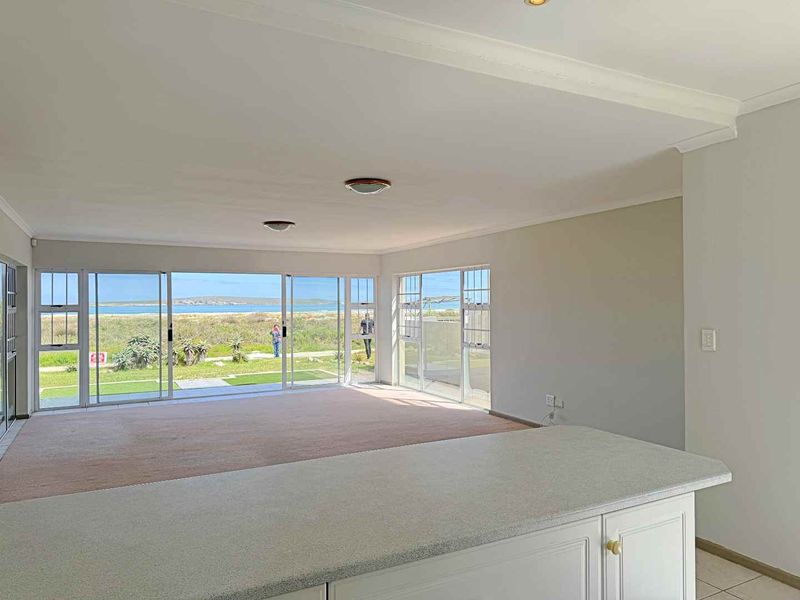 Beach Front, 4-Bedroom House in Middedorp - Photo 9