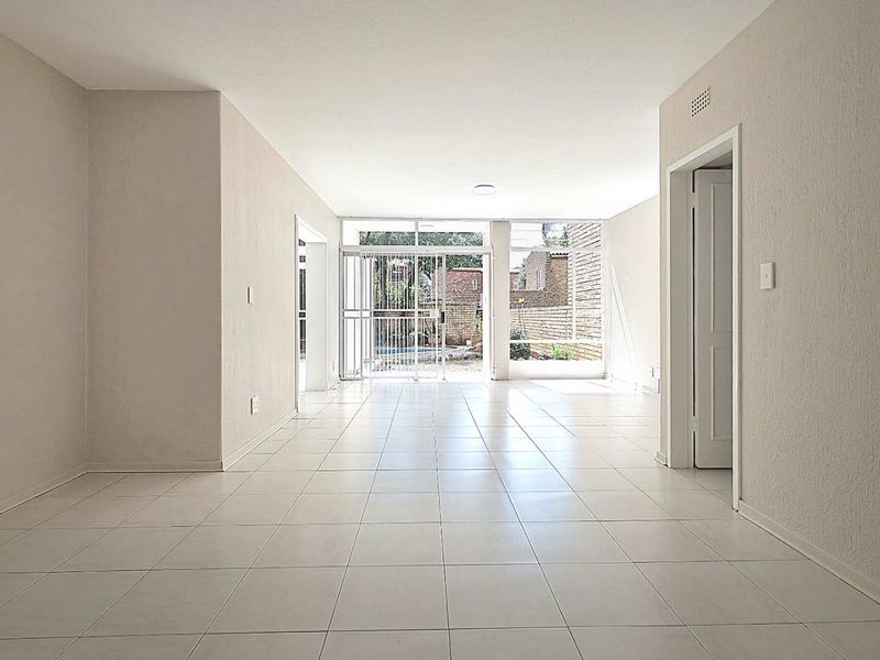 Various Refurbished Large 3 Bedroom Duplex Sandton Townhouses With Garden and Swimming Pool Options - Photo 6