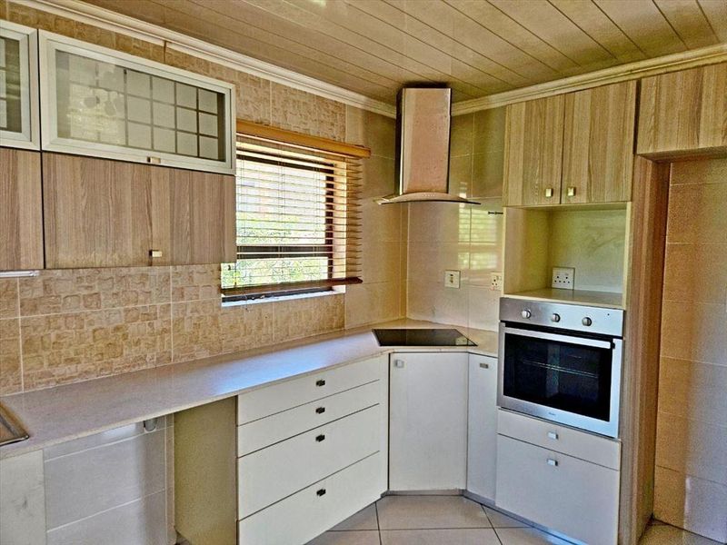 A MODERN HOUSE - Photo 4