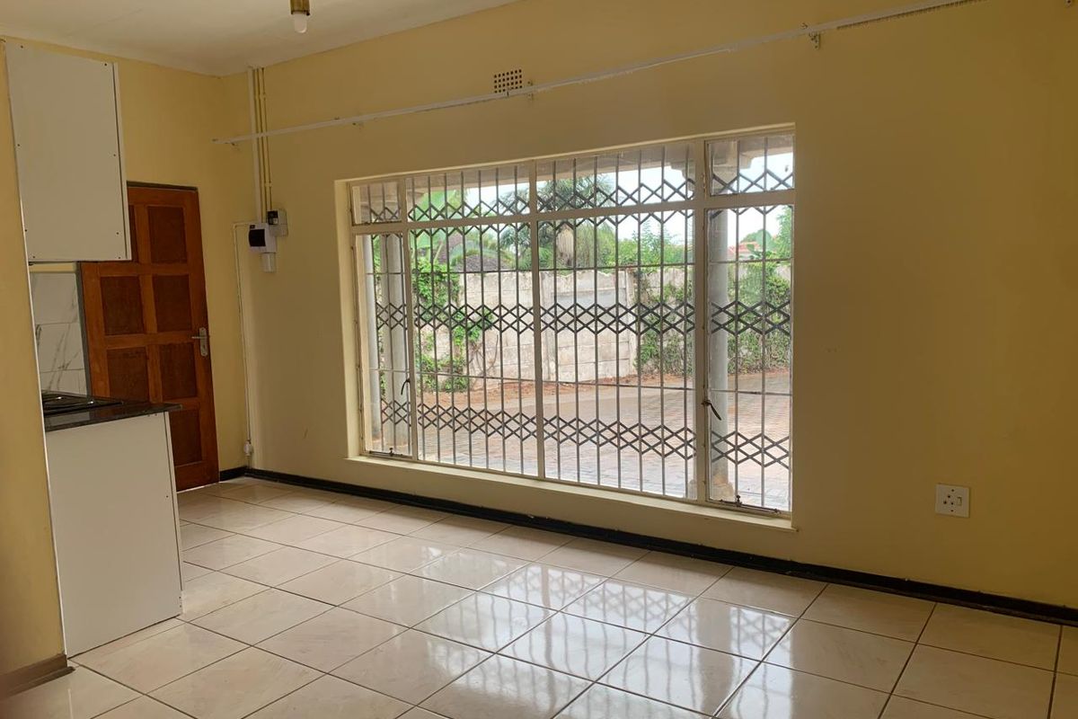**Charming Bachelor Pad for Rent in Birchleigh** - Photo 3