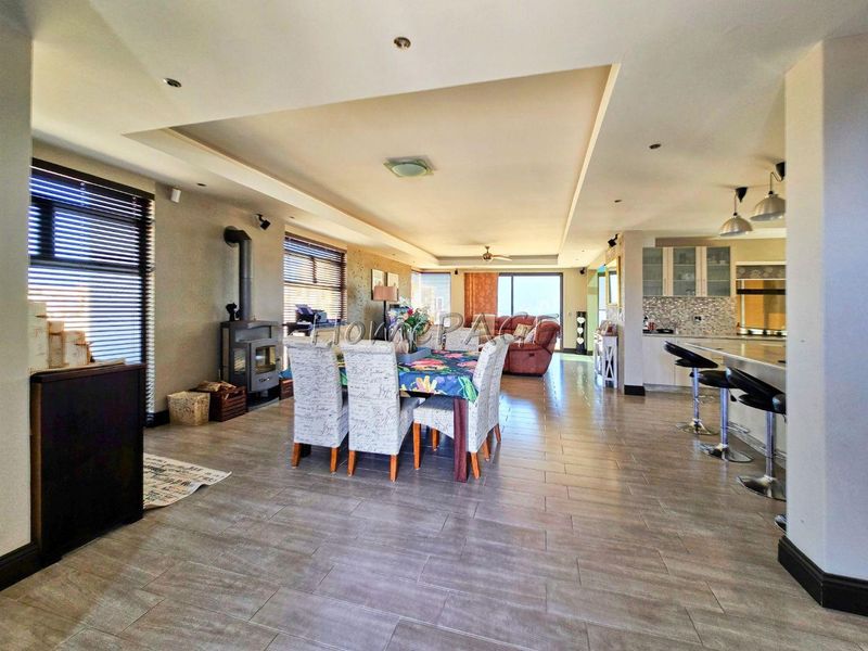 Afrodite Beach, Walvis Bay:  Upmarket 5 Bedr Multi-level home is for Sale - Photo 5