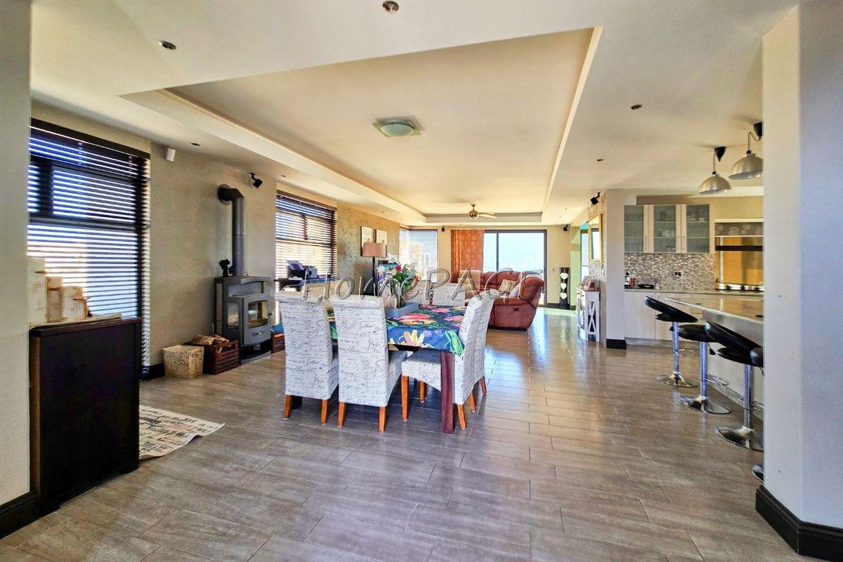 Afrodite Beach, Walvis Bay:  Upmarket 5 Bedr Multi-level home is for Sale - Photo 5