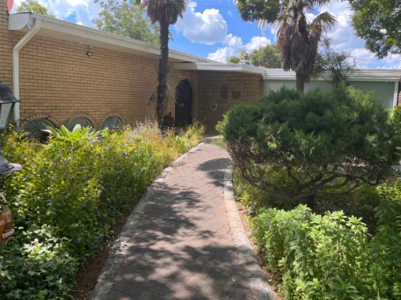 Spacious Family Home with Excellent Features and Prime Location - Photo 4