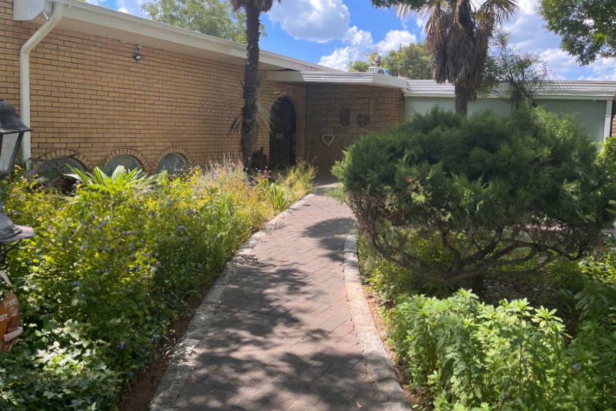 Spacious Family Home with Excellent Features and Prime Location - Photo 4