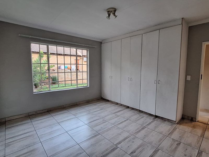 Spacious 3-Bed Townhouse with Large Wrap-Around Garden in Secure Olivedale Complex - Photo 7