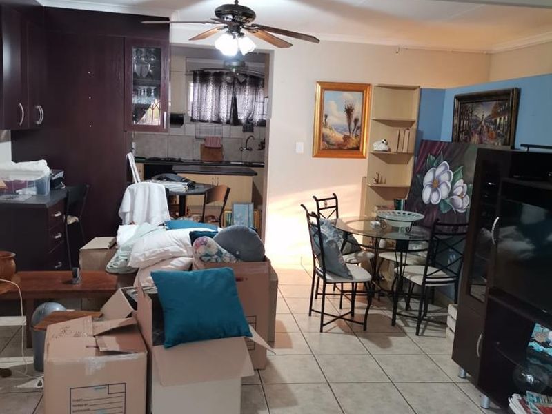 Expansive Home with Pool, Flatlet, & Solar Power! - Photo 9