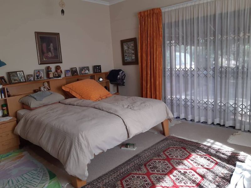 Lovely property with surrounded landscaped gardens and spacious verandas, situated in the outskirts of Omaruru, bordering the Omaruru River. - Photo 9