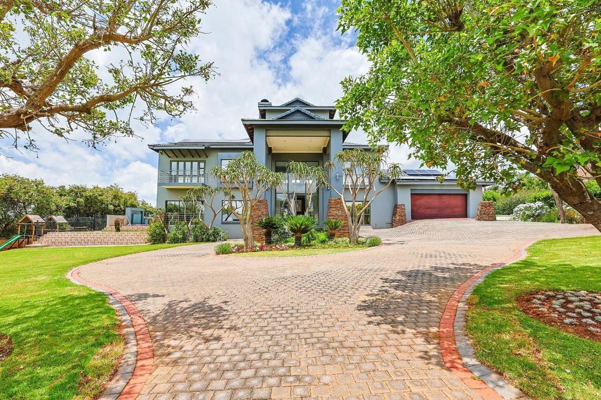 Spacious Family Home For Sale in Mooikloof - Pretoria - Photo 2