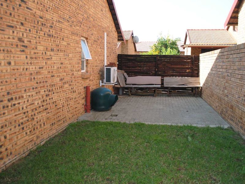 Beautiful & Secure Townhouse in Prime Complex – Ideal for Couples or Small Families - Photo 5
