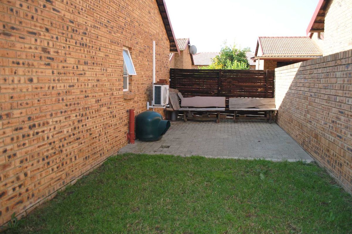 Beautiful & Secure Townhouse in Prime Complex – Ideal for Couples or Small Families - Photo 5