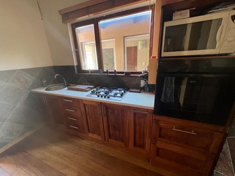 FOR SALE - 4 BEDROOM HOUSE WITH 2 FLATS IN KRAMERSDORF - Photo 10