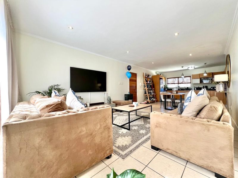 EXCEPTIONAL TWO BED FIRST FLOOR APARTMENT IN BRYANSTON - Photo 4