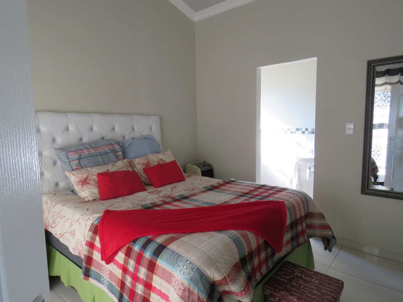 Spacious 3-Bed Family Home with Modern Kitchen & Solar Geyser - Photo 8