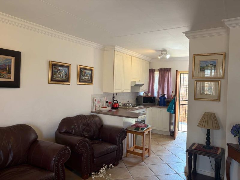 Tranquil Oasis: Lovely 2-Bedroom Townhouse with a patio and pretty garden! - Photo 8