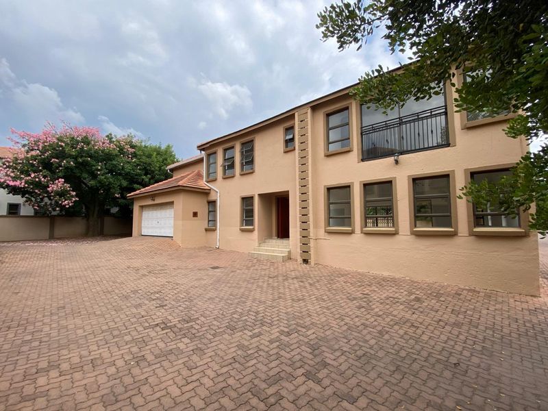 5 Bedroom  Townhouse for sale In Kosmosda - Photo 4