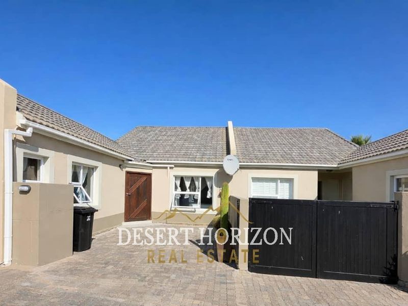 Long Beach | Stunning Double-Storey Townhouse for Sale – Sea View Living - Photo 2