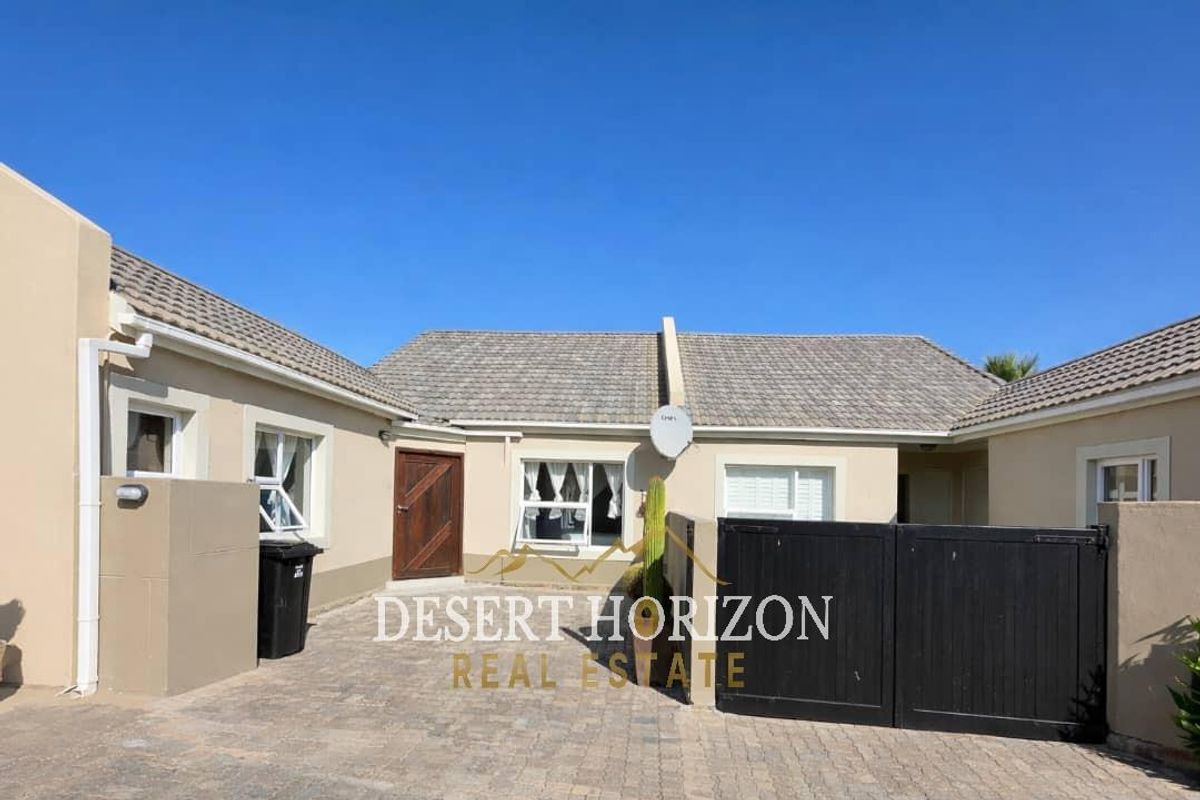 Long Beach | Stunning Double-Storey Townhouse for Sale – Sea View Living - Photo 2