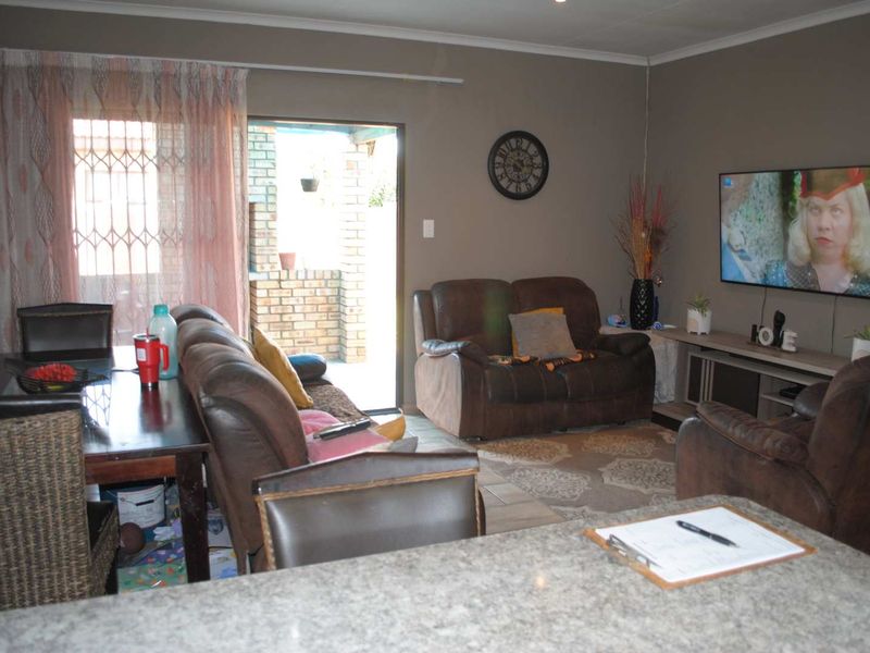 Secure Modern Contemporary Townhouse low levies. - Photo 8