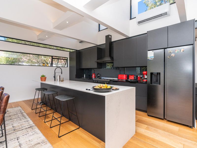 Spacious Layout Designed for Comfortable Living in Tamboerskloof - Photo 9