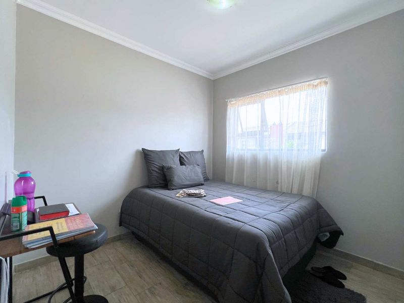 Peaceful living in this beautifully maintained 3 bedroom, 2 bathroom townhouse located in Azima View Estate. - Photo 10