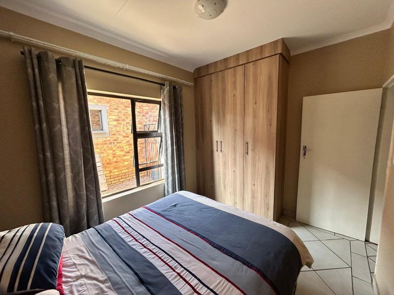 Charming 3-Bedroom Home with Luxurious Amenities - Photo 5