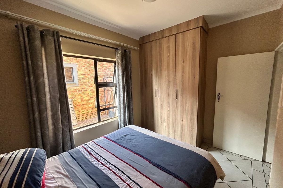 Charming 3-Bedroom Home with Luxurious Amenities - Photo 5