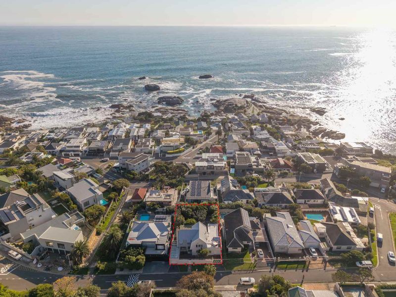 Charming Family Home in Camps Bay - Photo 1