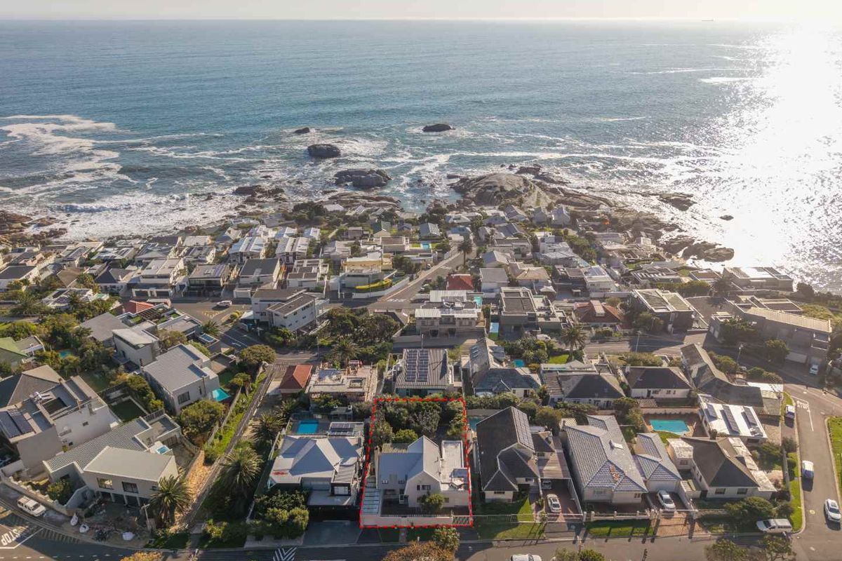 Charming Family Home in Camps Bay - Photo 2
