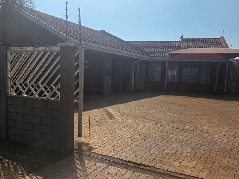 Family home with separate Flatlet in Brackendowns - Photo 1