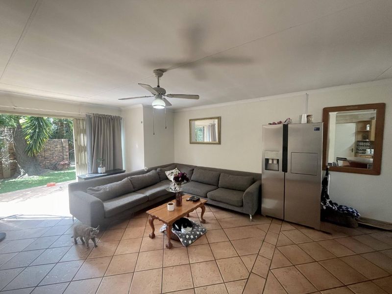 No Loadshedding | Bright 2-Bed Townhouse with Garden & Garage in Die Hoewes! - Photo 5