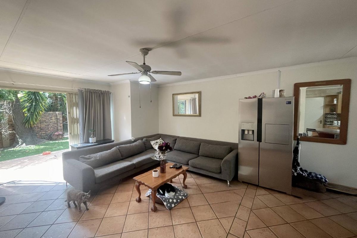 No Loadshedding | Bright 2-Bed Townhouse with Garden & Garage in Die Hoewes! - Photo 5