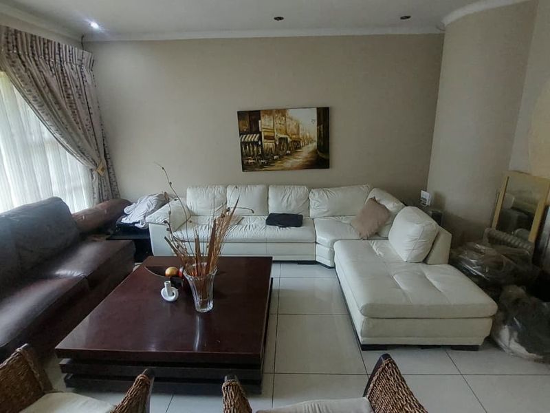 Family Haven: 6 Bedrooms with Pool & Security! - Photo 7