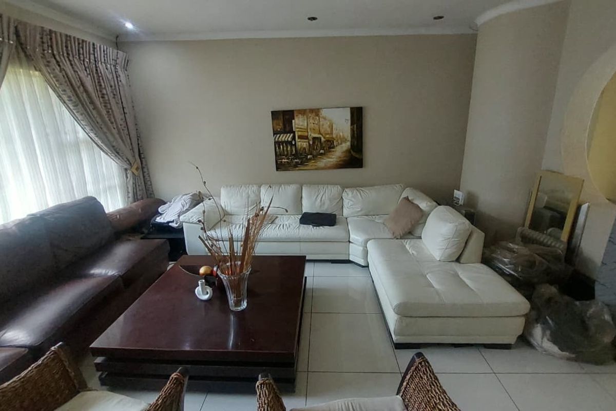 Family Haven: 6 Bedrooms with Pool & Security! - Photo 5