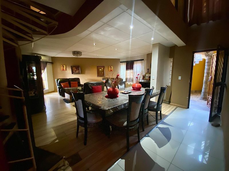 Beautiful Three-Storey Home with Flat for Sale in Dorado Park. - Photo 5