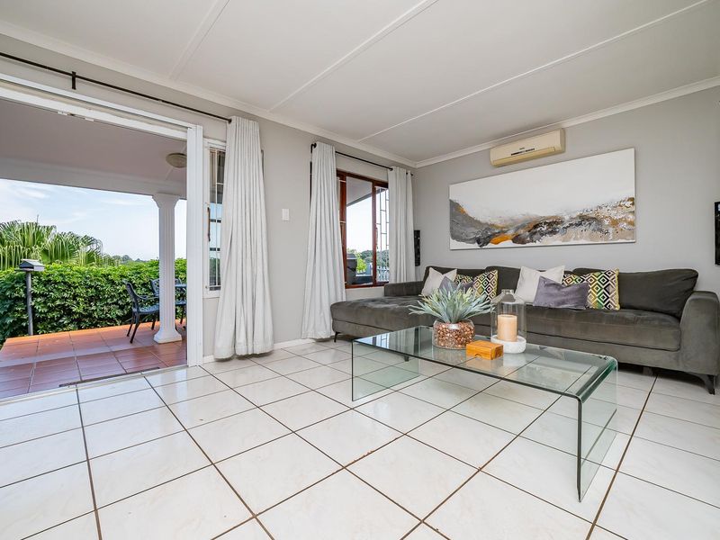 Freestanding Stepless Simplex with Private Garden and Exceptional Parking - Photo 7