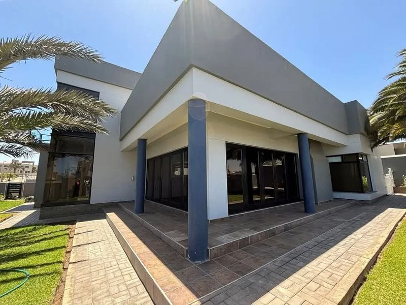 Three bedroom Fully Furnished Home Available to Let 1st February 2026 - Photo 2