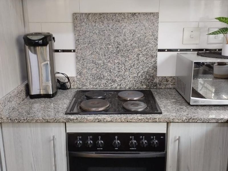 Modern Family Home in Croftdene with Stylish Finishes and Security. - Photo 9