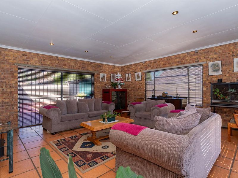 Spacious 4-Bed Family Home with Solar Power & Modern Comforts in Norkem Park - Photo 7