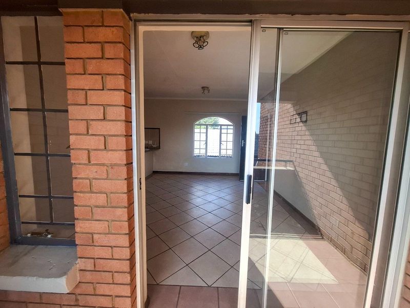 Charming 2-Bedroom Apartment in Windmill Complex, Mooikloof Ridge Estate - Photo 7