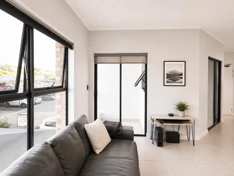 Modern 1-Bedroom Apartment in Secure Mooikloof Estate - Photo 4