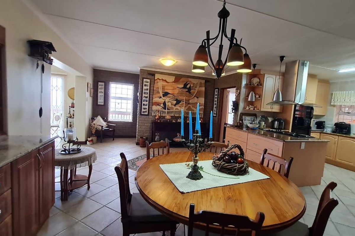 3 Bedroom House with Office and Flat in Dana Bay - Photo 5