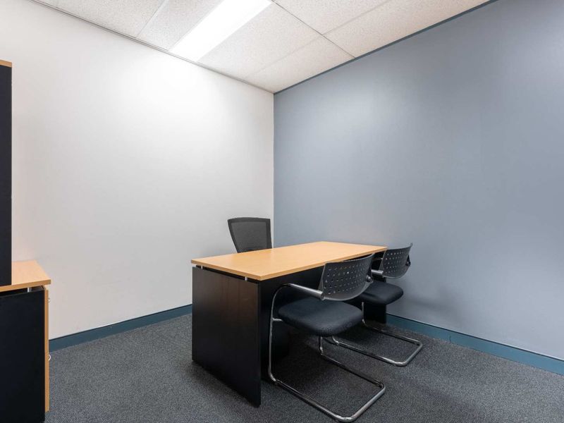 Private office space for 3 persons in Regus Bryanston Cedarwoods - Photo 2