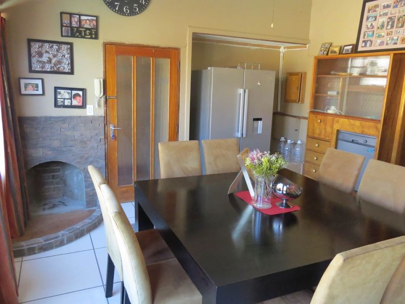 Lovely Family home for sale in a quiet and safe area of Okahandja! With a sparkling swimmingpool and 2 extra seperate flats! - Photo 10